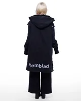 Campera larga con capucha, confeccionada en jean negro.