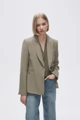 Blazer color verde oliva de rayon, entallado, con cuello solapa, manga larga y cierre con un botón.