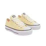 Zapatillas Converse Chuck Taylor All Star Lift, de caña baja con plataforma. Capellada de lona color amarillo pastel, con etiqueta tejida en la lengüeta, cordones de poliéster, ojalillos metálicos, vira y suela de caucho.
