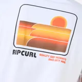 Remera blanca de manga corta con logo de Rip Curl estampado en el pecho.