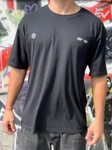 Remera negra de corte oversize con estampado en la espalda con la leyenda "OSTEN EVERYDAY URBAN AESTHETICS PREMIUM BASICS QUALITY APPAREL URBAN LIFESTYLE".