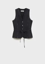 Chaleco negro de denim con cuello en V y cierre frontal con botones.