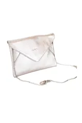 Sobre de mano plateado con acabado metalizado brillante, diseño tipo clutch con forma de sobre y cierre de solapa con imán. Incluye asa de cadena metálica extraíble.