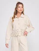 Chaqueta color beige de gamuza sintética, marca Allie Rose. Tiene cuello con solapa, abertura central con botones, bolsillos delanteros y ruedo con diseño calado.