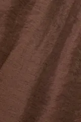 Vestido largo color marrón chocolate, con breteles finos y escote recto. Presenta lazos en los costados, forro hasta arriba de las rodillas y caída posterior más larga.