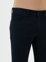 Pantalón de gabardina de denim elastizado, corte slim fit, color azul oscuro.