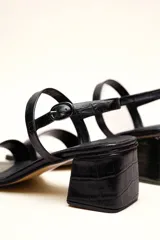 Sandalias marrones de cuero vacuno con textura tipo reptil, dos tiras y taco bloque de 4 cm.