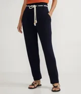 Pantalón tipo jogger azul marino de viscosa y elastano, con cintura ancha, trabillas y cinturón de cuerda con cuentas de madera.