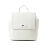 Mochila blanca de símil cuero acolchado, con acceso por solapa con botones imantados, herrajes plateados y correa regulable. Interior forrado en tela de algodón y poliéster con un bolsillo con cierre y dos abiertos.
