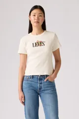 Remera de algodón color crema con cuello redondo y mangas cortas. Estampado frontal con el logo de Levi's en negro y flores.