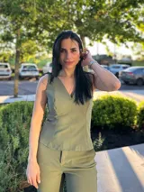 Musculosa color verde oliva con escote en V y corte ajustado.