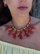 Collar corto con cadena de hilo rojo, cuentas de colores y colgantes de acrílico con forma de coral.