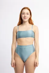Top de bikini celeste con escote recto, breteles finos elásticos y doble tira en la espalda.