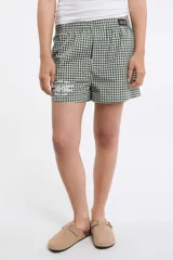 Short de pijama con estampado a cuadros blanco y negro, con cintura elástica.