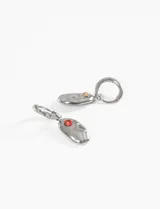 Aros de acero quirúrgico hipoalergénico con pendientes irregulares y strass, diseñados para aportar un toque moderno.