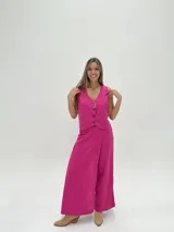 Conjunto de pantalón y chaleco de lino color fucsia, con botones en el chaleco y diseño holgado.