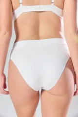 Bombacha vedetina de tiro alto color negro, con elástico en la cintura y logo de la marca en la parte delantera.