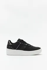 Zapatillas negras de símil cuero con recortes en gamuza y detalles metalizados. Plataforma blanca de 4,5 cm de alto.
