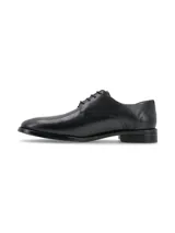 Zapato de vestir color marrón oscuro, con cordones y suela de goma.