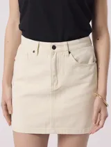 Minifalda de jean color beige, de corte recto y tiro alto.