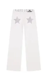 Pantalón de jean gris oscuro con corte recto y bolsillos traseros con apliques de estrellas rojas.