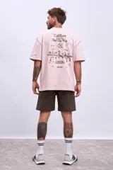 Remera blanca de corte holgado con pequeño estampado en el pecho.