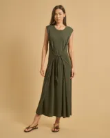 Vestido largo verde militar, sin mangas, con cuello redondo y lazo ajustable en la cintura.