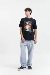 Pantalón de jean celeste de corte amplio, estilo baggy, con tiro medio y presillas para cinturón.