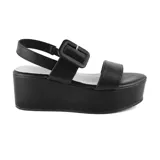 Sandalias de plataforma color hueso, con hebilla cuadrada y tira trasera ajustable.