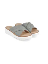 Sandalia de cuero color rosa con tiras cruzadas y suela anatómica acolchonada blanca.