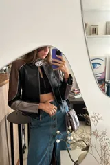 Campera tipo moto con cuello mao en platino suave y combinación de tres tonos de cuero ovino: negro, marrón rojizo y plateado. Forrada con cierres en las mangas.