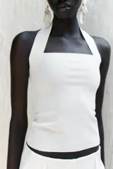 Aros colgantes con múltiples piezas de resina color crema, blanco y gris. Cierre con tuerca.