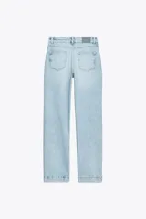 Pantalón de jean celeste de corte recto y largo, con tiro medio y cinco bolsillos.