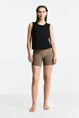 Musculosa deportiva corta color negro, de corte holgado, con cuello redondo y sisas amplias. Confeccionada en tejido funcional DryMove™ que ayuda a absorber el sudor.