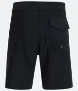 Bermuda de hombre color negro, confeccionada en microfibra, con cintura fija ajustable con cordón, bolsillos delanteros y traseros, y detalle de parche con logo en el ruedo.