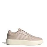 Championes Adidas Lite Court color beige con las tres tiras características de la marca.