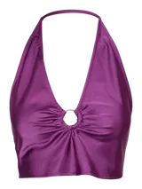 Top corto color violeta con cuello halter y detalle de aro metálico en el centro.