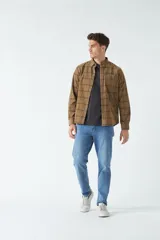 Camisa de pana a cuadros azul marino y rojo, de manga larga, con fit regular, cartera con botones y bolsillos con botones.