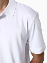 Chomba blanca de algodón con mangas cortas, tapeta de dos botones y logo tonal de Calvin Klein.