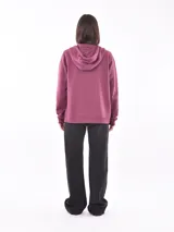 Campera con capucha y cierre frontal, color negro.