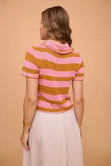 Remera polo tejida a rayas color beige y crudo, con cuello polo, escote en V y mangas cortas.