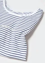 Camiseta blanca con rayas horizontales finas de color azul marino y logo de la marca estampado en el pecho.
