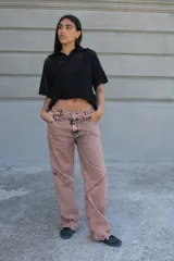 Pantalón de jean gris oscuro, de corte recto y tiro medio, con costuras decorativas en contraste.