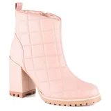 Botas de cuero sintético color rosa pálido, con diseño acolchado en forma de rombos, cierre lateral y taco cuadrado.