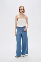 Pantalón de lyocell azul con bolsillos, corte holgado y de calce alto.