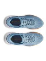 Championes de running Under Armour Infinite Pro, color celeste con detalles en naranja y blanco.