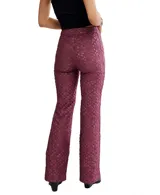 Pantalón de tiro alto con corte acampanado (flare) y tejido jacquard con estampado floral en tonos ciruela/borgoña.