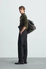 Polo manga larga color marrón, de punto tejido en hilatura italiana, corte regular fit, cuello solapa con cierre frontal de botonadura y acabados en rib.