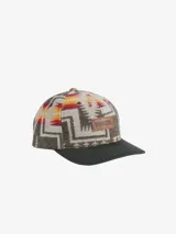 Gorra de seis paneles Pendleton Harding, confeccionada en lana tejida con estampado geométrico multicolor, visera negra y parche de cuero con el logo de la marca.
