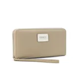 Billetera larga negra con cierre perimetral y placa metálica con logo. Posee múltiples compartimentos internos para tarjetas y documentos, además de un bolsillo con cierre interior. Incluye correa de mano desmontable.